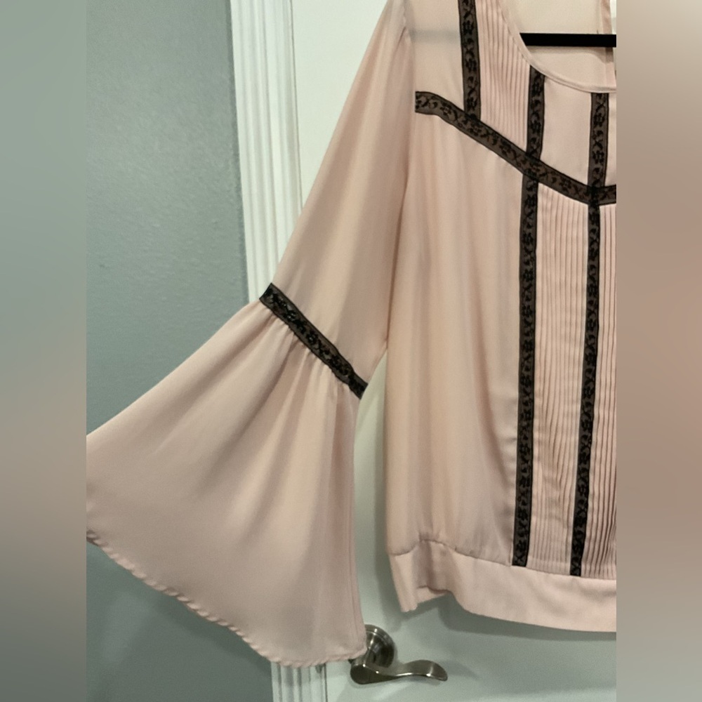 7th Avenue New York & Company Light Pink Blouse with Black Detailing - Picture 4 of 6